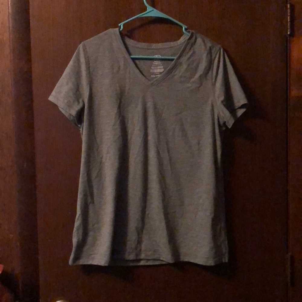 gray tshirt